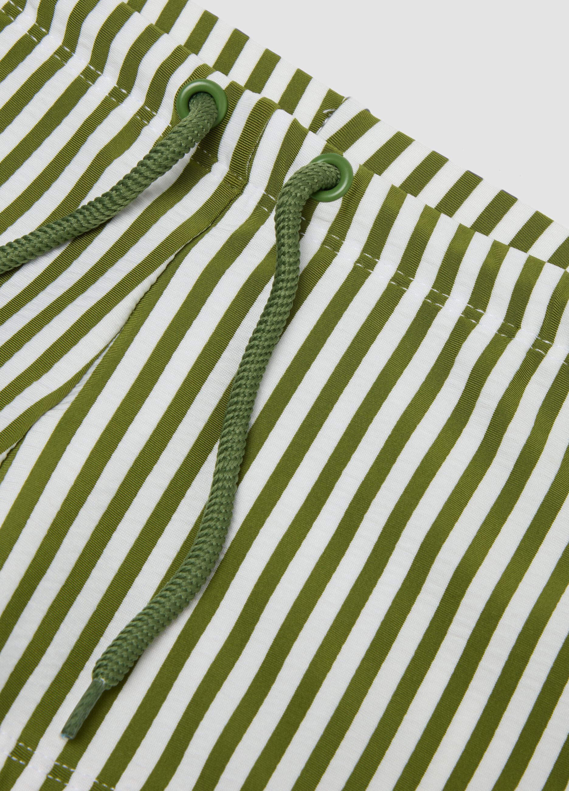 Gr&uuml;n-wei&szlig;e Boxer-Badehose aus Stretchmaterial