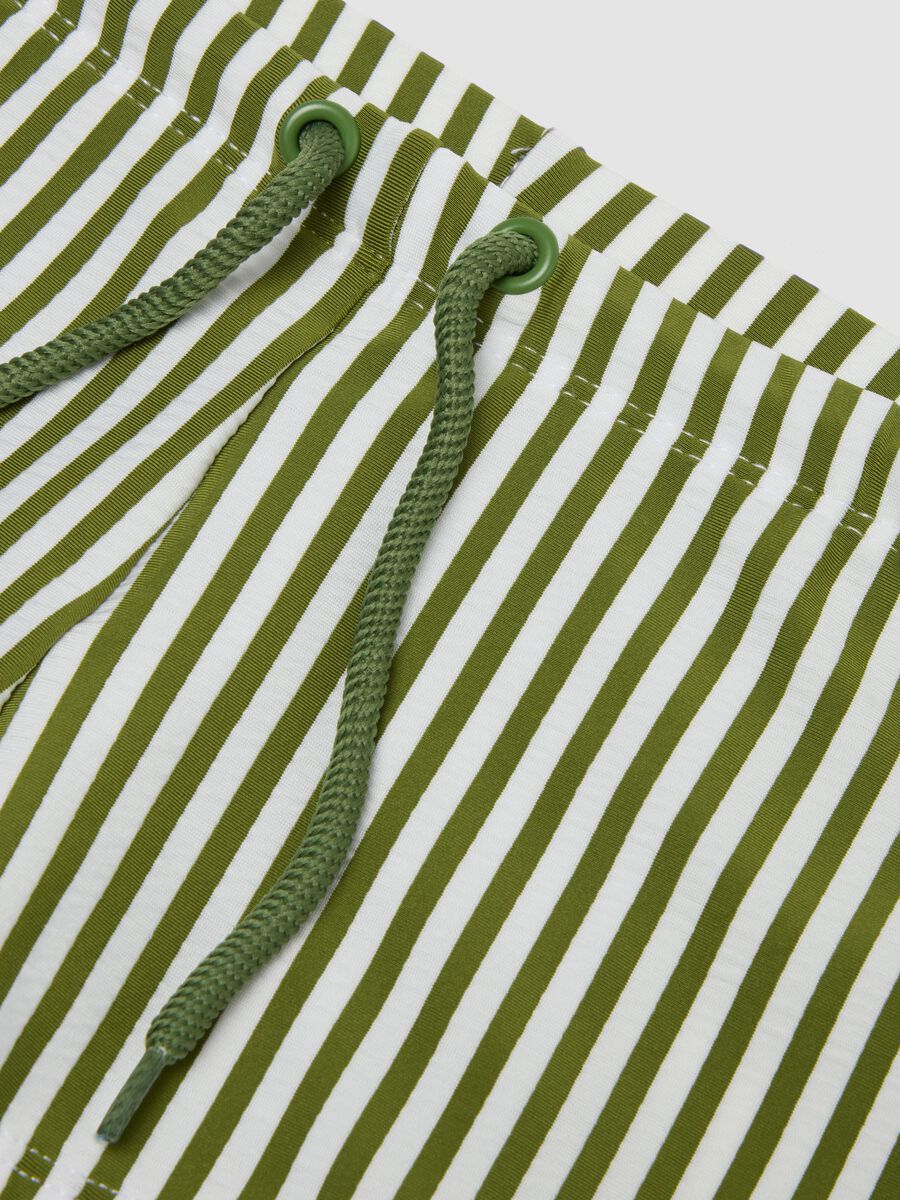 Gr&uuml;n-wei&szlig;e Boxer-Badehose aus Stretchmaterial_3