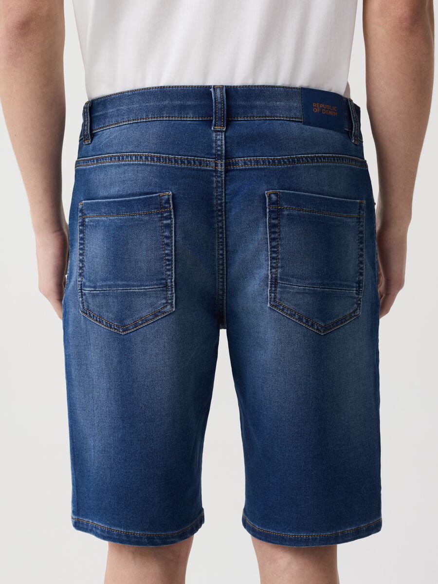 Slim-fit Bermuda shorts in denim with five pockets_1