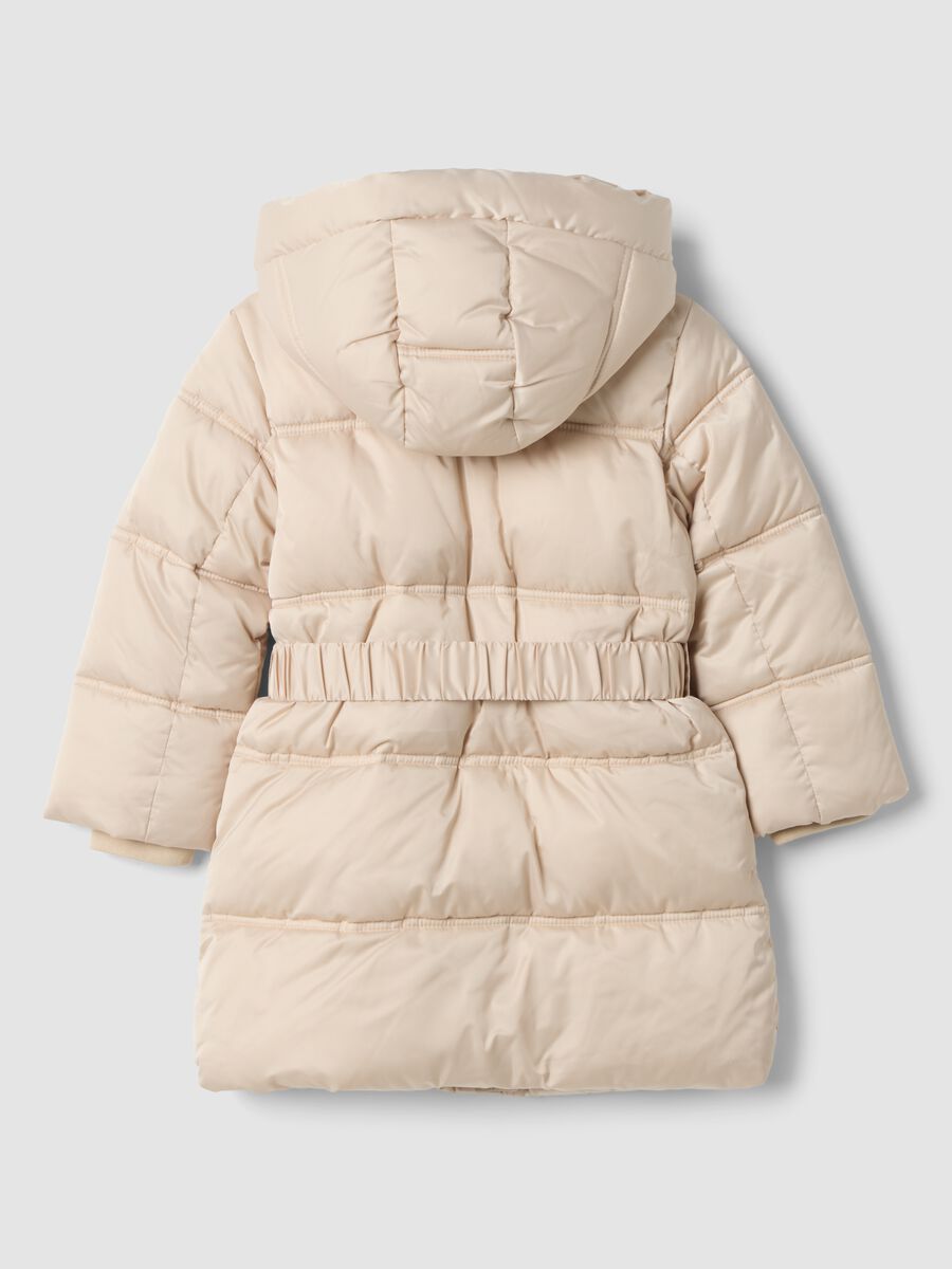 Piumino lungo imbottito beige con cappuccio e cintura_1