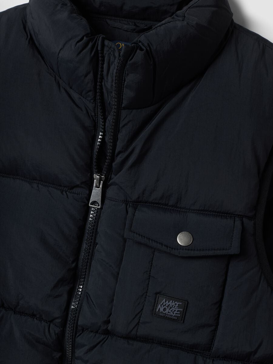 Black water-repellent padded gilet with zip and high neck for boys_2