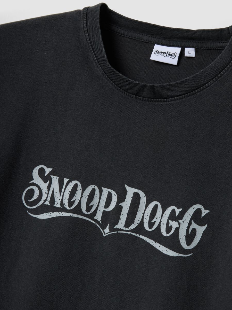 Schwarzes Relaxed-Fit-T-Shirt aus reiner Baumwolle mit Snoop-Dogg-Schriftzug_1
