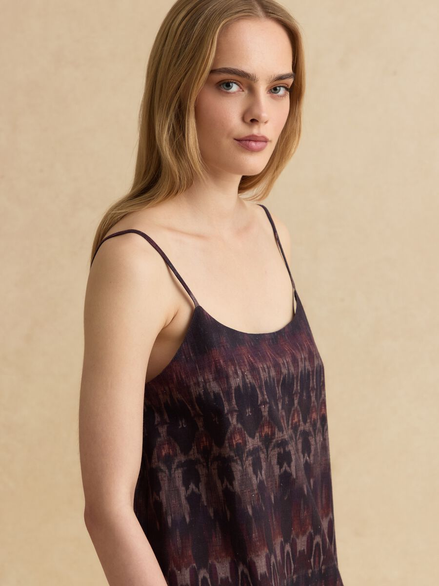 Violettes Kleid aus Baumwoll-Leinen-Mix mit schmalen Tr&auml;gern_1