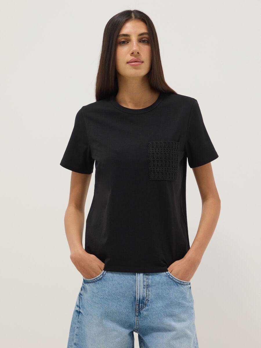 Camiseta negra de algod&oacute;n puro regular fit con bolsillo bordado_0