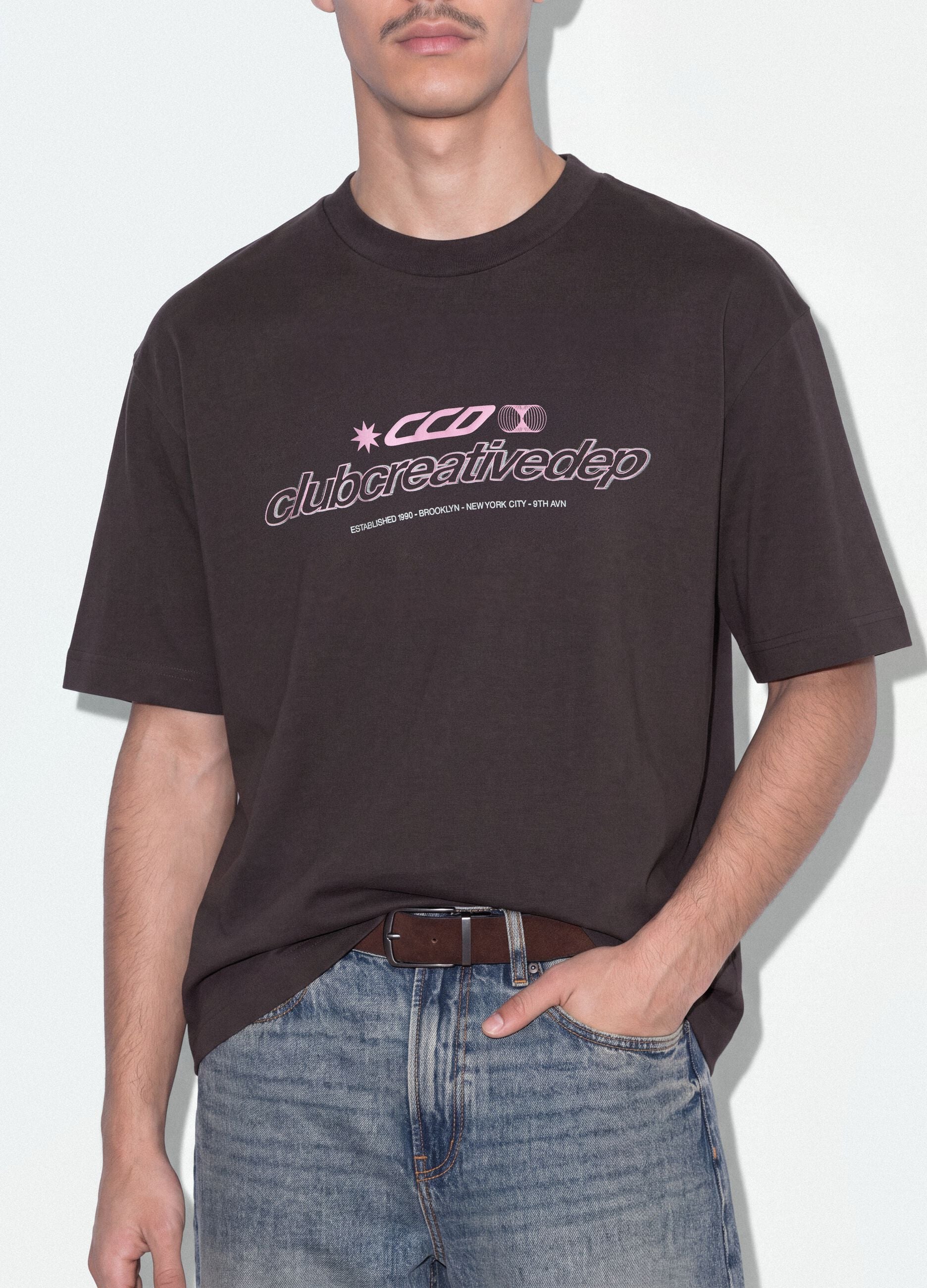 &Kappa;&alpha;&phi;έ &kappa;&omicron;&nu;&tau;ό (cropped) T-shirt &alpha;&pi;ό 100% &beta;&alpha;&mu;&beta;ά&kappa;&iota; &mu;&epsilon; &sigma;&tau;ά&mu;&pi;&alpha;, boxy &epsilon;&phi;&alpha;&rho;&mu;&omicron;&gamma;ή