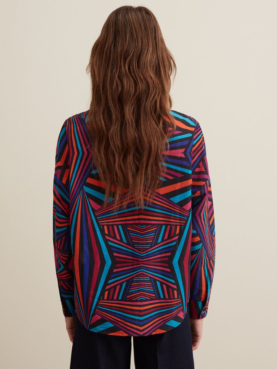 Shirt with multicoloured optical pattern_2