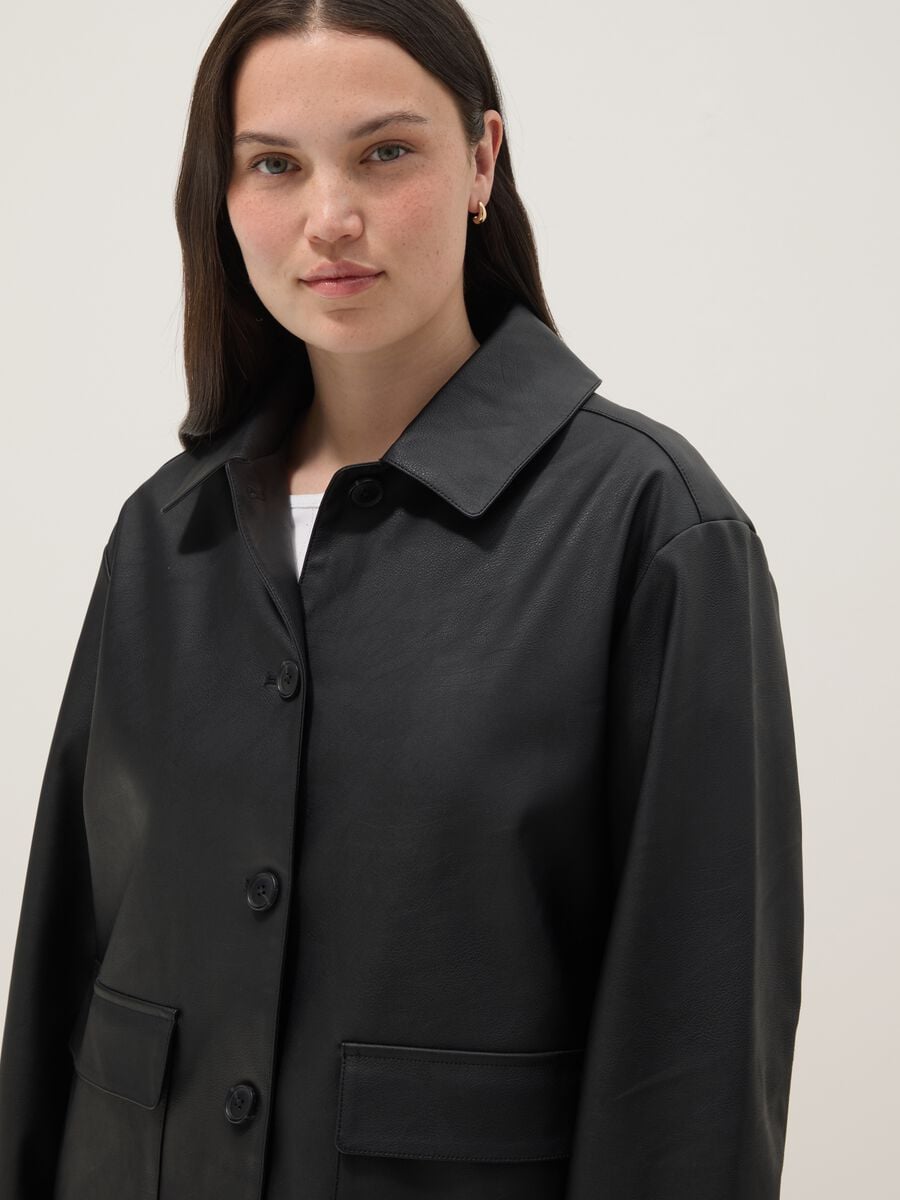 Schwarze Regular-Fit-Jacke mit Kn&ouml;pfen und aufgesetzten Taschen_3