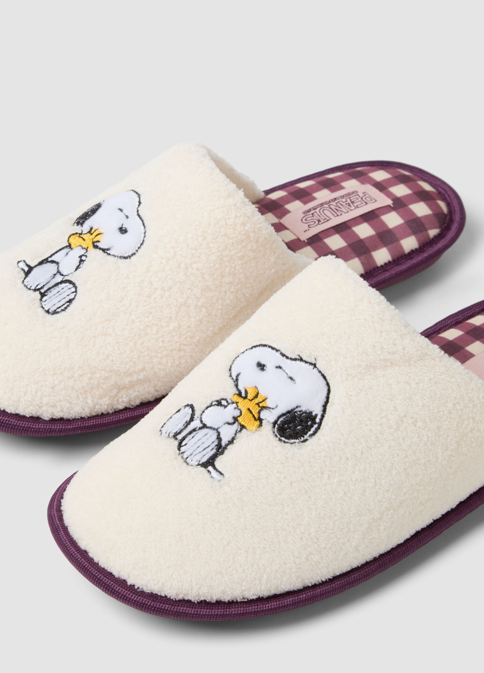 Cream-white slippers with Snoopy embroidery