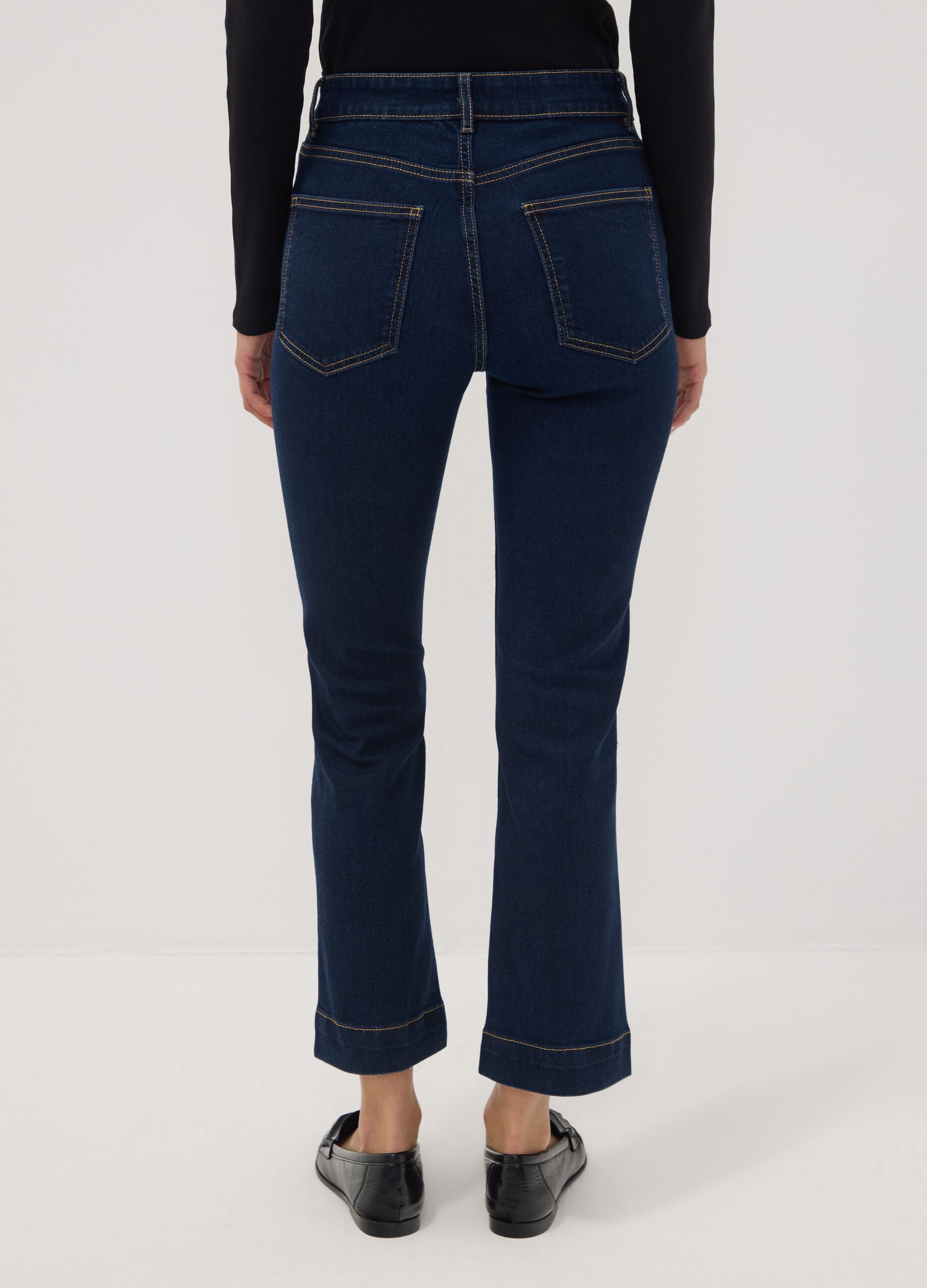 Jeans de ganga azuis cropped slim fit em algod&atilde;o e viscose el&aacute;sticos