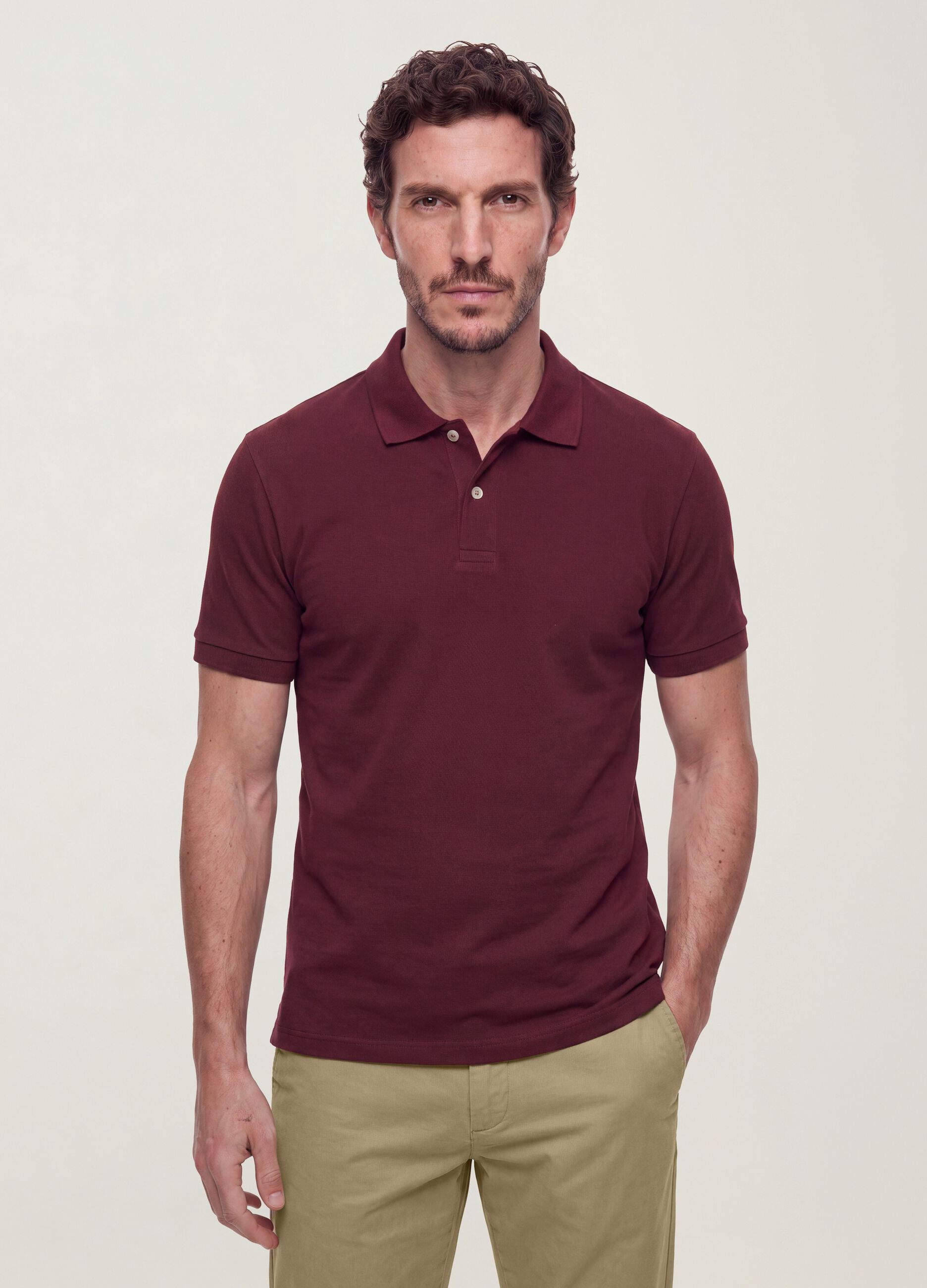 Polo rojo de piqu&eacute; 100% algod&oacute;n con cuello cl&aacute;sico, corte regular