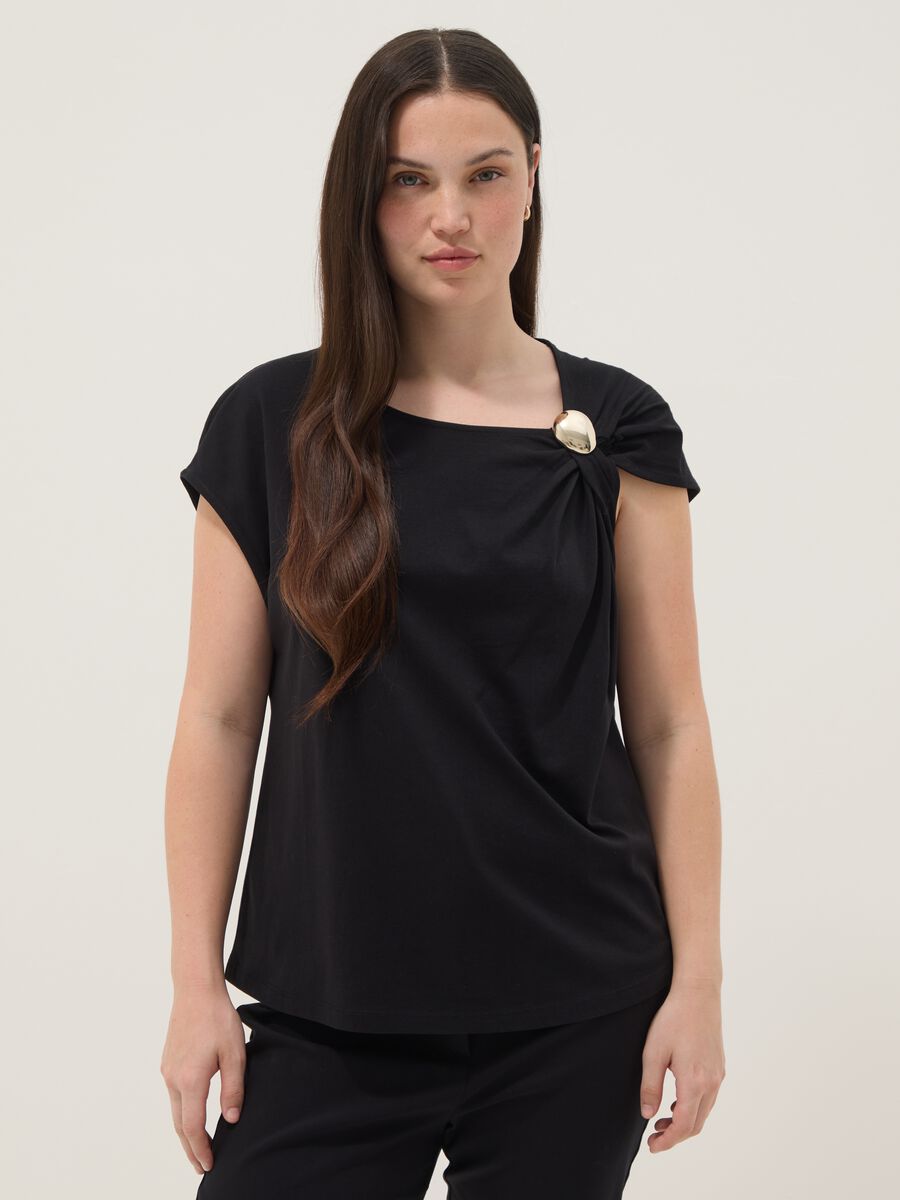 Schwarzes T-Shirt aus reiner Baumwolle mit Drapierung und Brosche_1