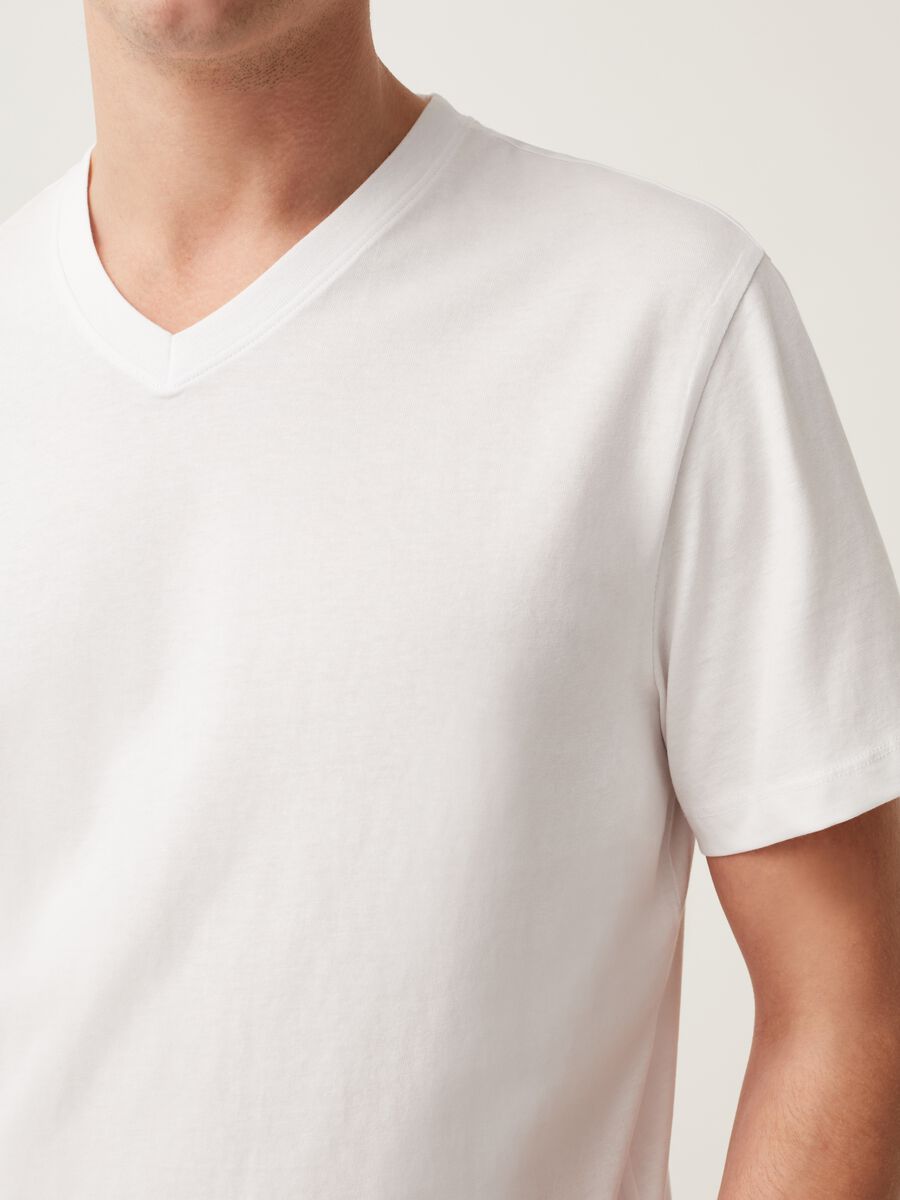 Camiseta de algodón orgánico cuello de pico_3