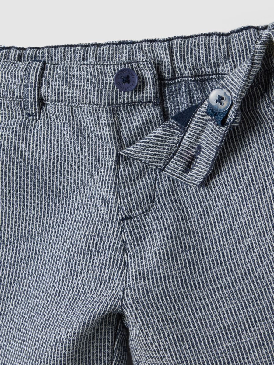 Blue and white checked cotton shorts for toddlers, regular fit_2