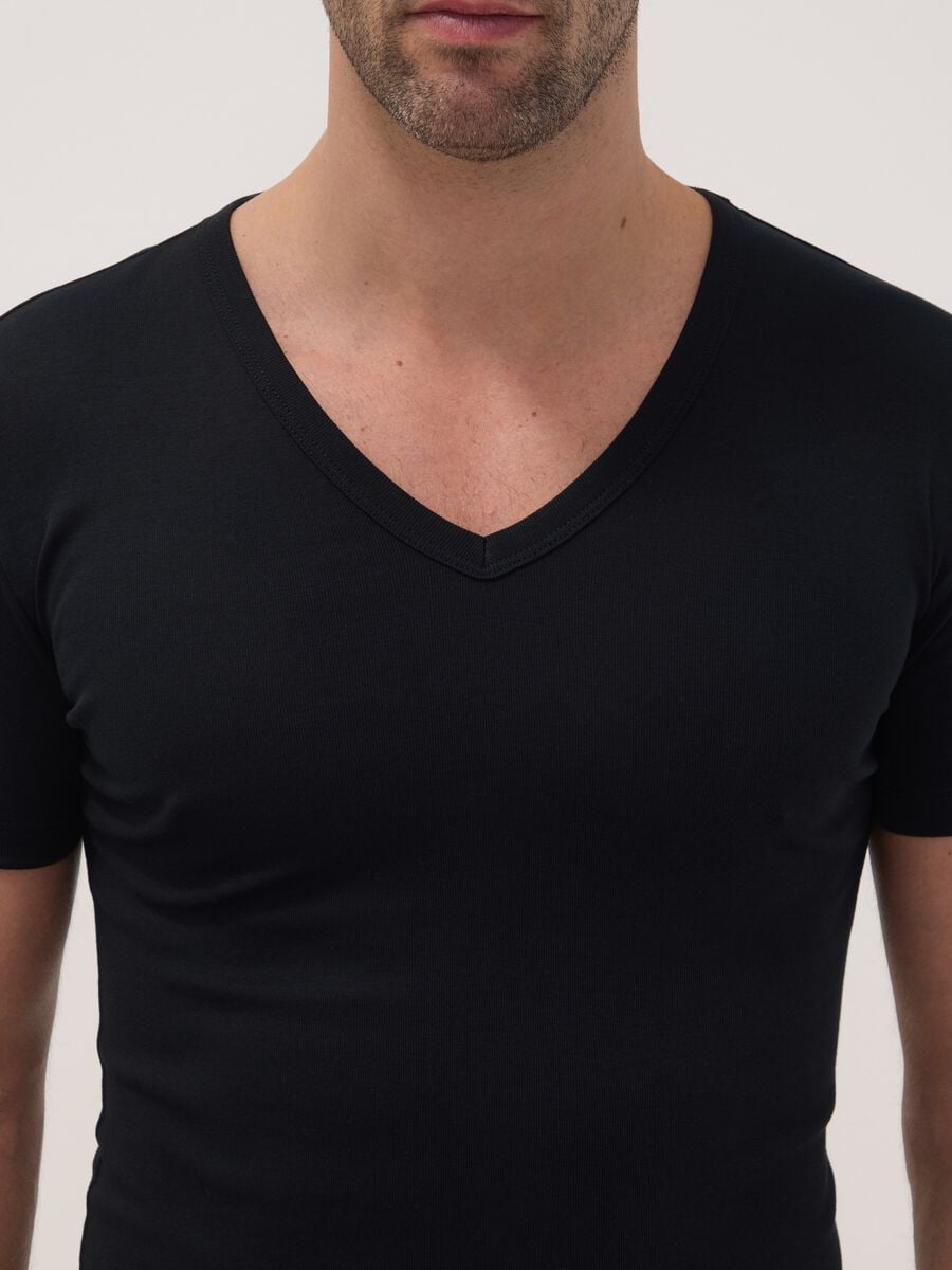 2-pack of black organic cotton T-shirts with deep V-neck_1