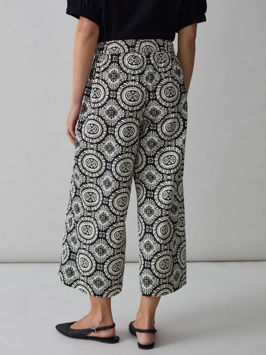Wide-leg trousers with ethnic pattern_2