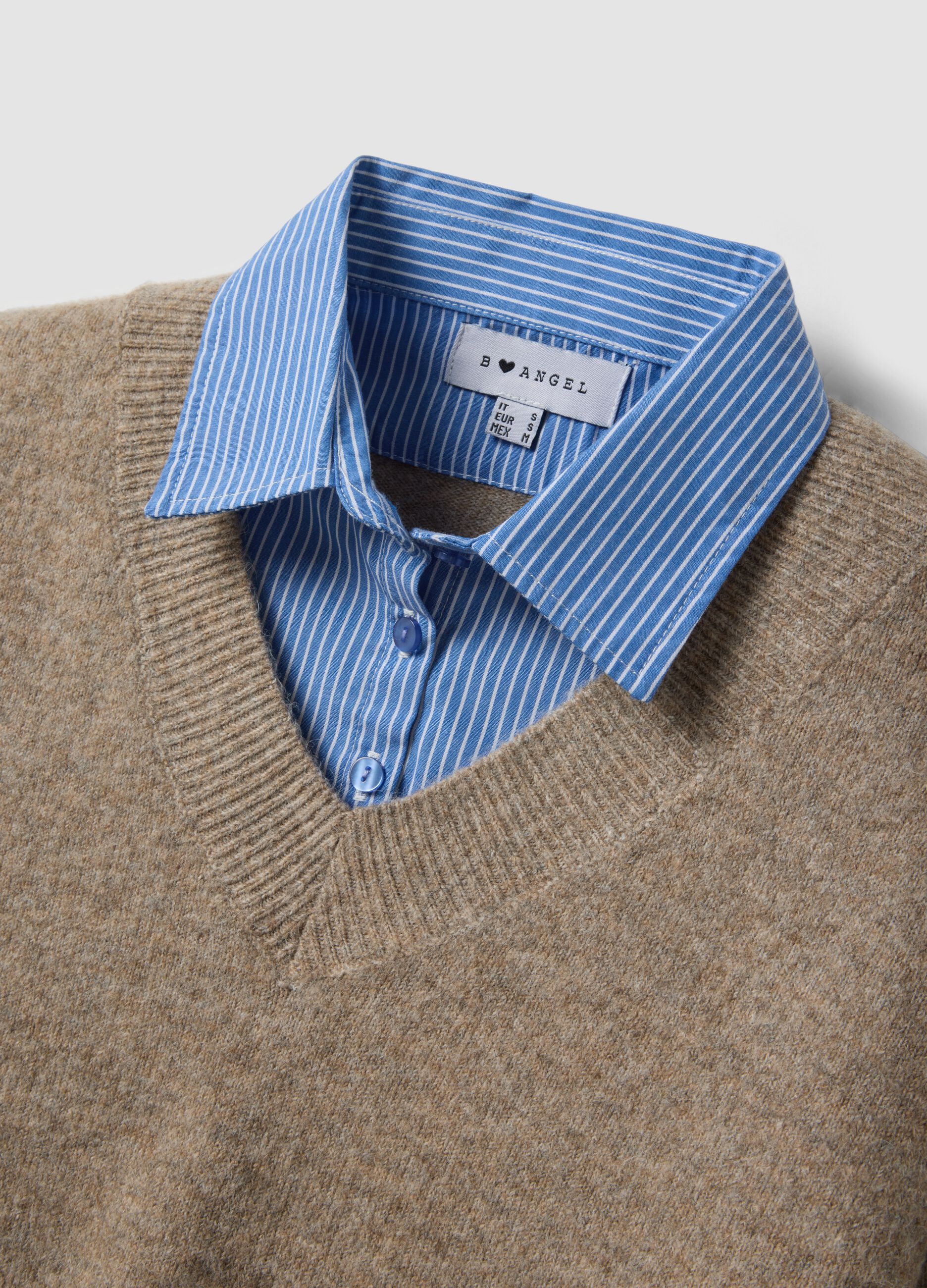 Maglia beige in misto viscosa con scollo a V
