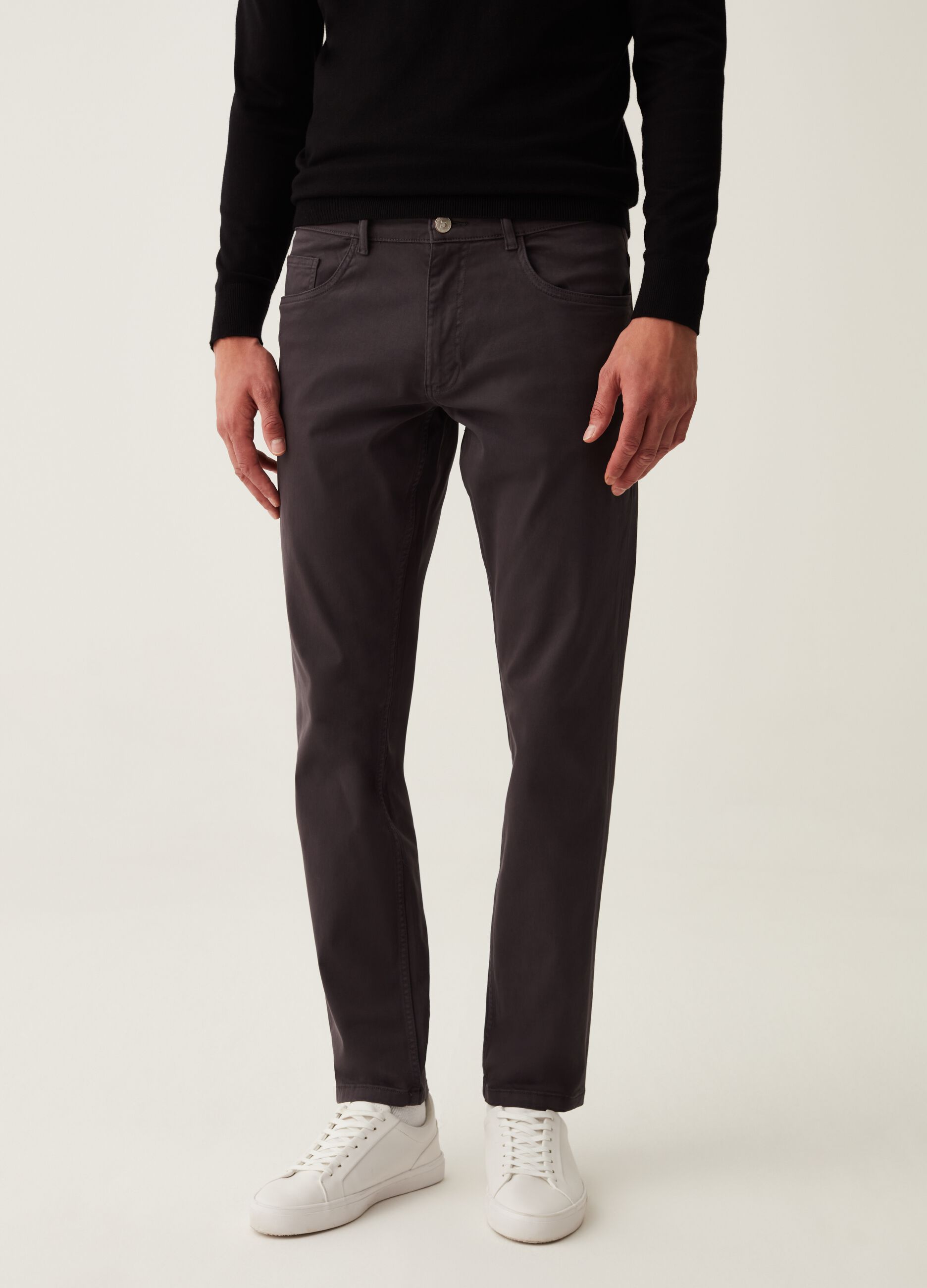 Solid colour trousers with five pockets_1