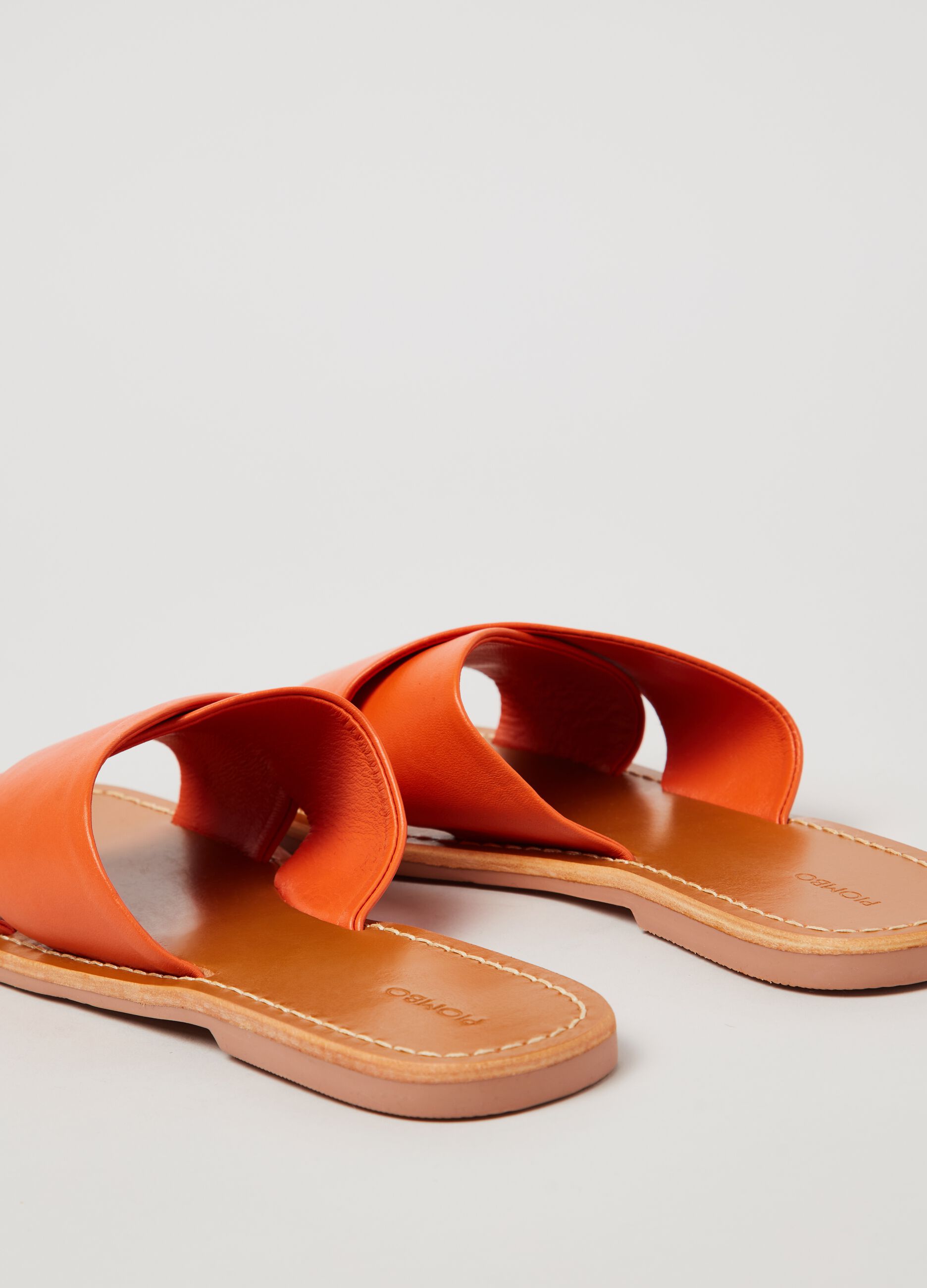 Leather sandal with crossover bands