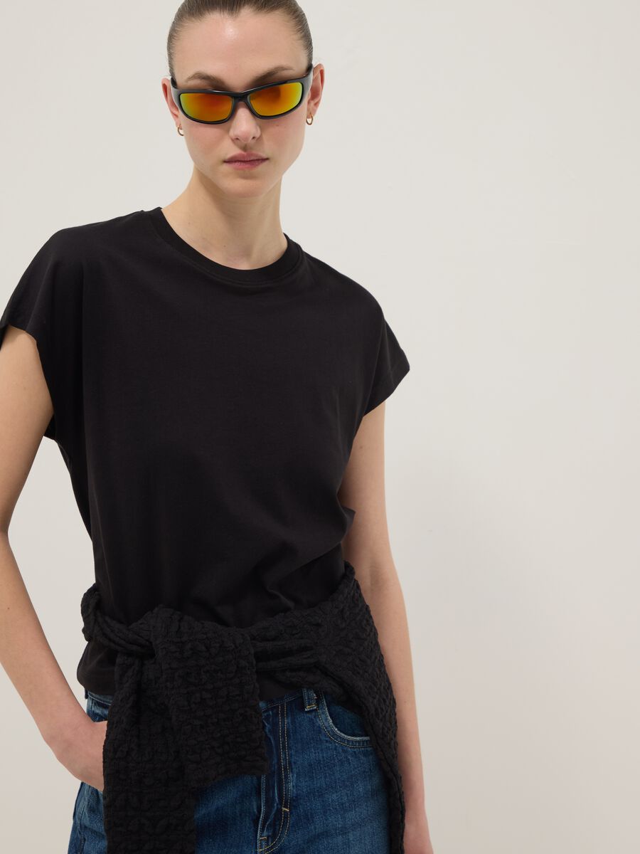 T-shirt preta de manga curta em algod&atilde;o puro, corte ajustado_0