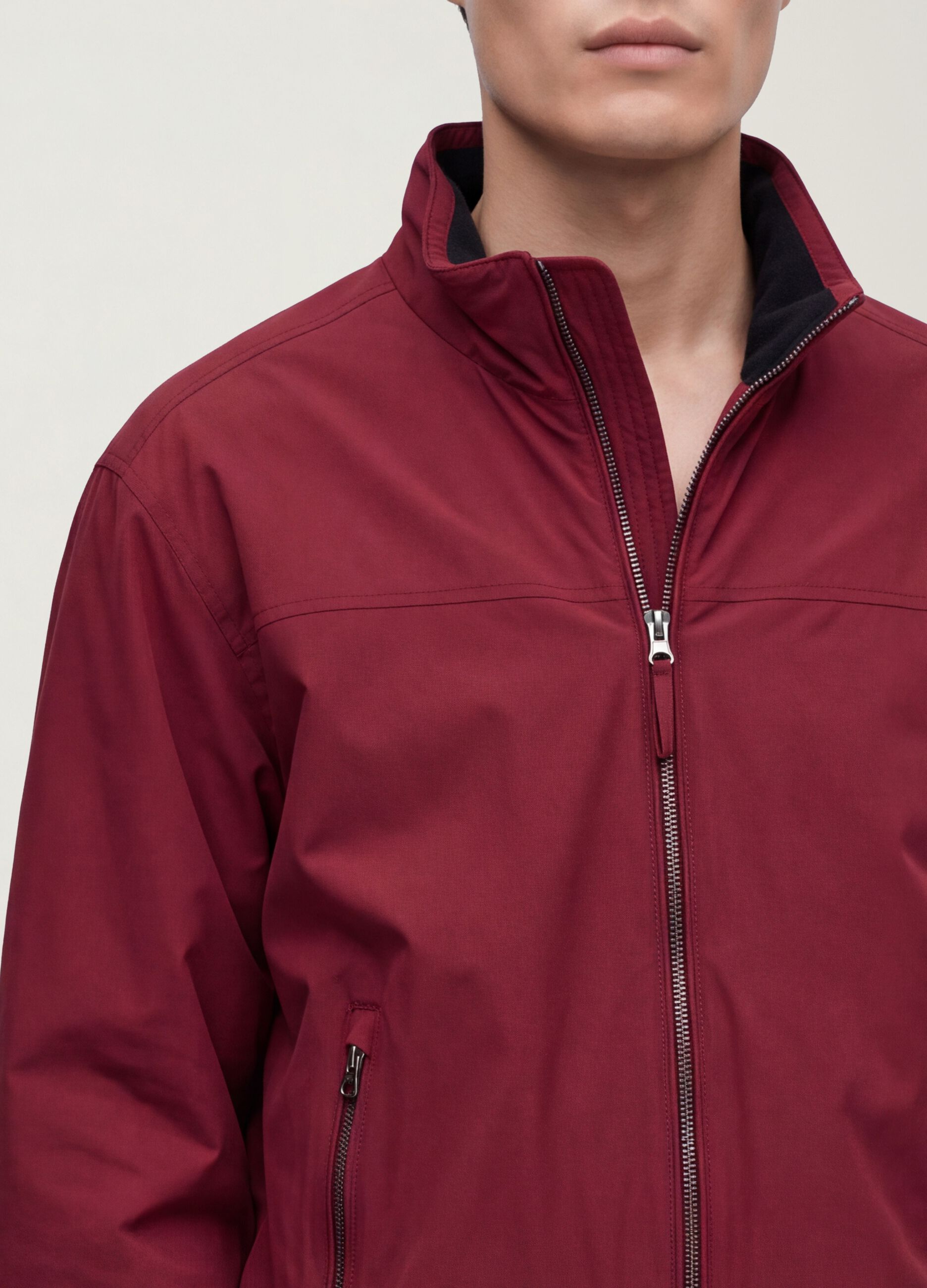 Rote Jacke aus Stretchmaterial mit Rei&szlig;verschluss