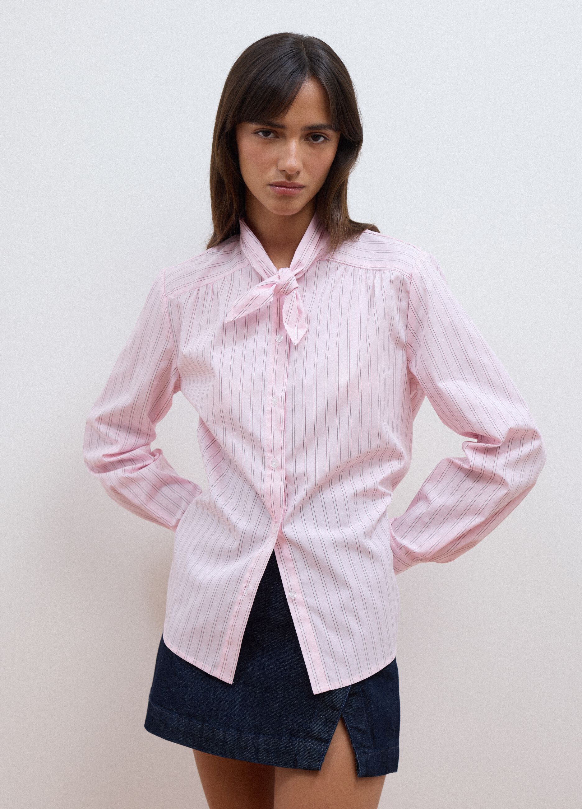 Camicia rosa in cotone elasticizzato a righe con fiocco over fit