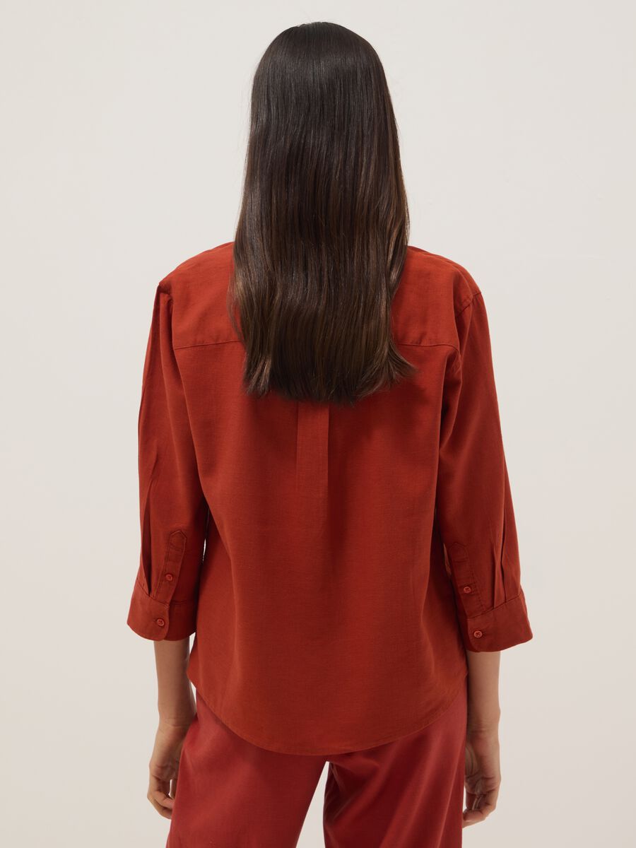 Rotes Regular-Fit-Hemd aus Leinen-Viscose-Mix mit V-Ausschnitt_3
