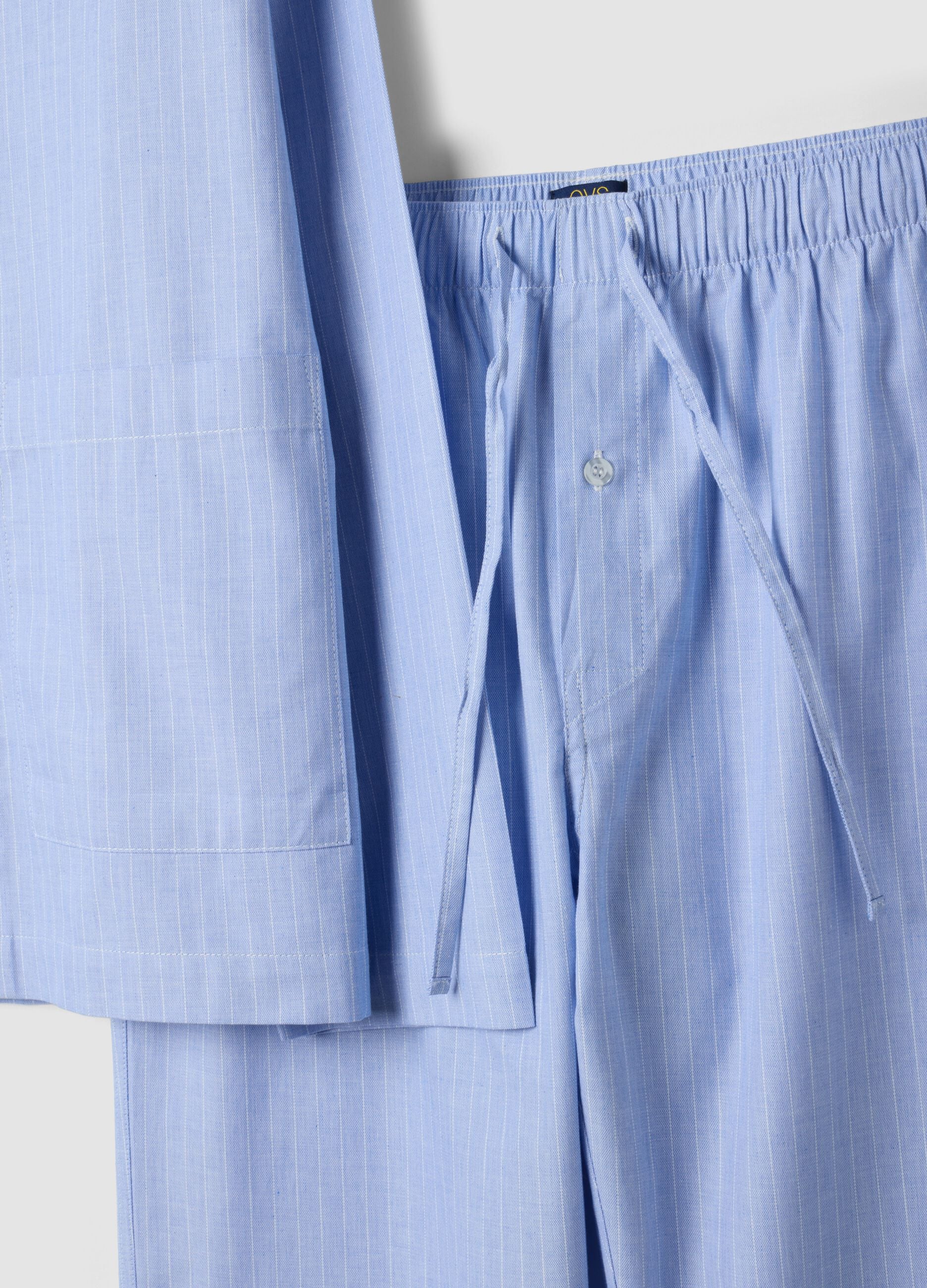 Blau gestreifter Pyjama aus reiner Bio-Baumwolle mit Kragen
