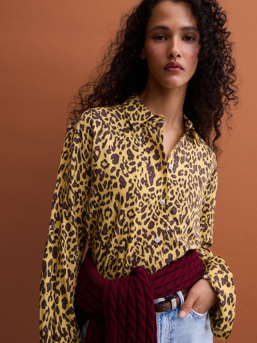 Camicia gialla in pura viscosa con stampa animalier regular fit_0