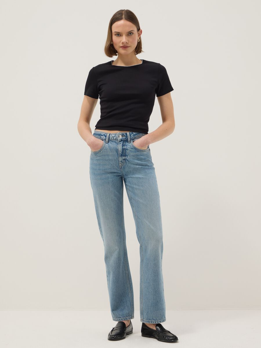 Schwarzes Regular-Fit-T-Shirt aus reiner Baumwolle mit Kontrastnaht_1