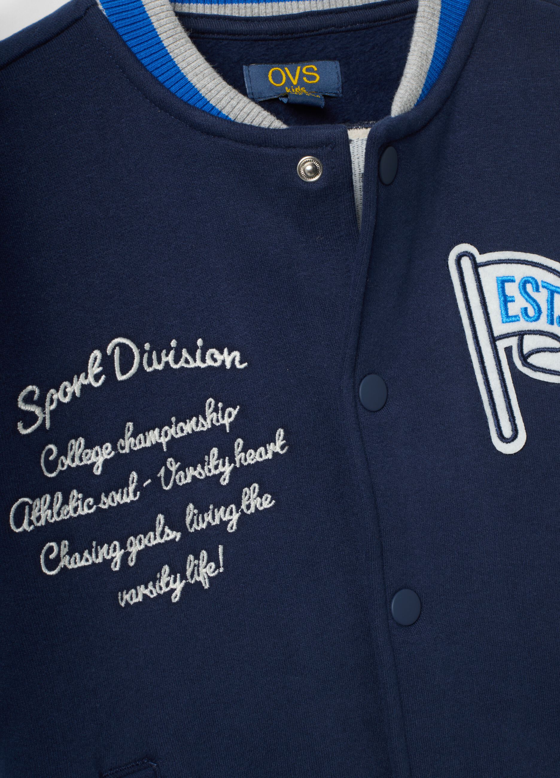 Felpa blu in misto cotone con girocollo e stampe college over fit