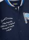 Felpa blu in misto cotone con girocollo e stampe college over fit_3