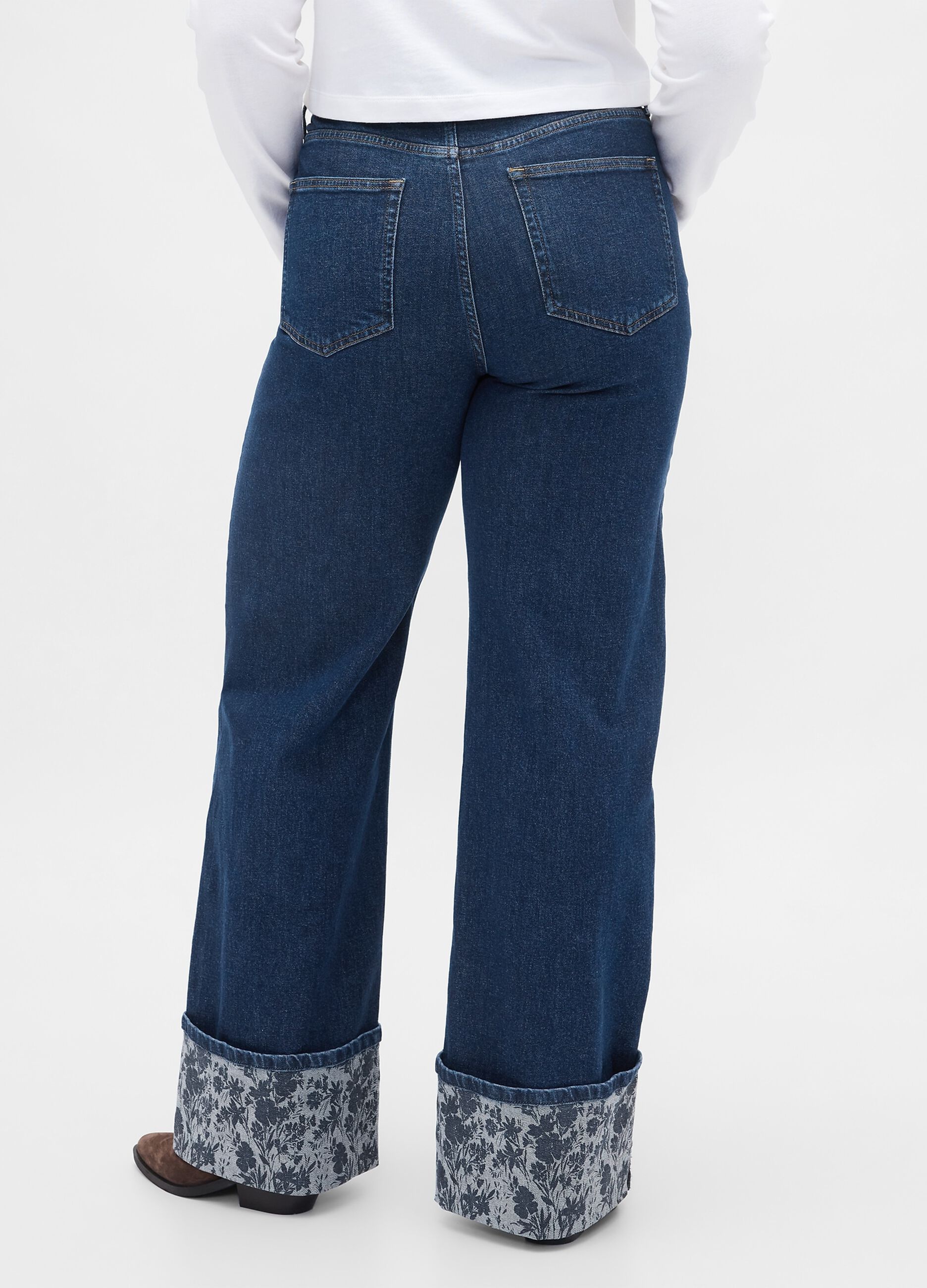 Weite Jeanshose mit Blumensaum