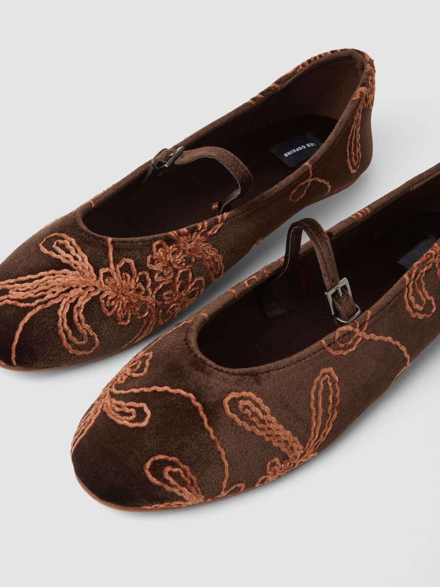 Brown ballerina flats with strap and floral embroidery_1