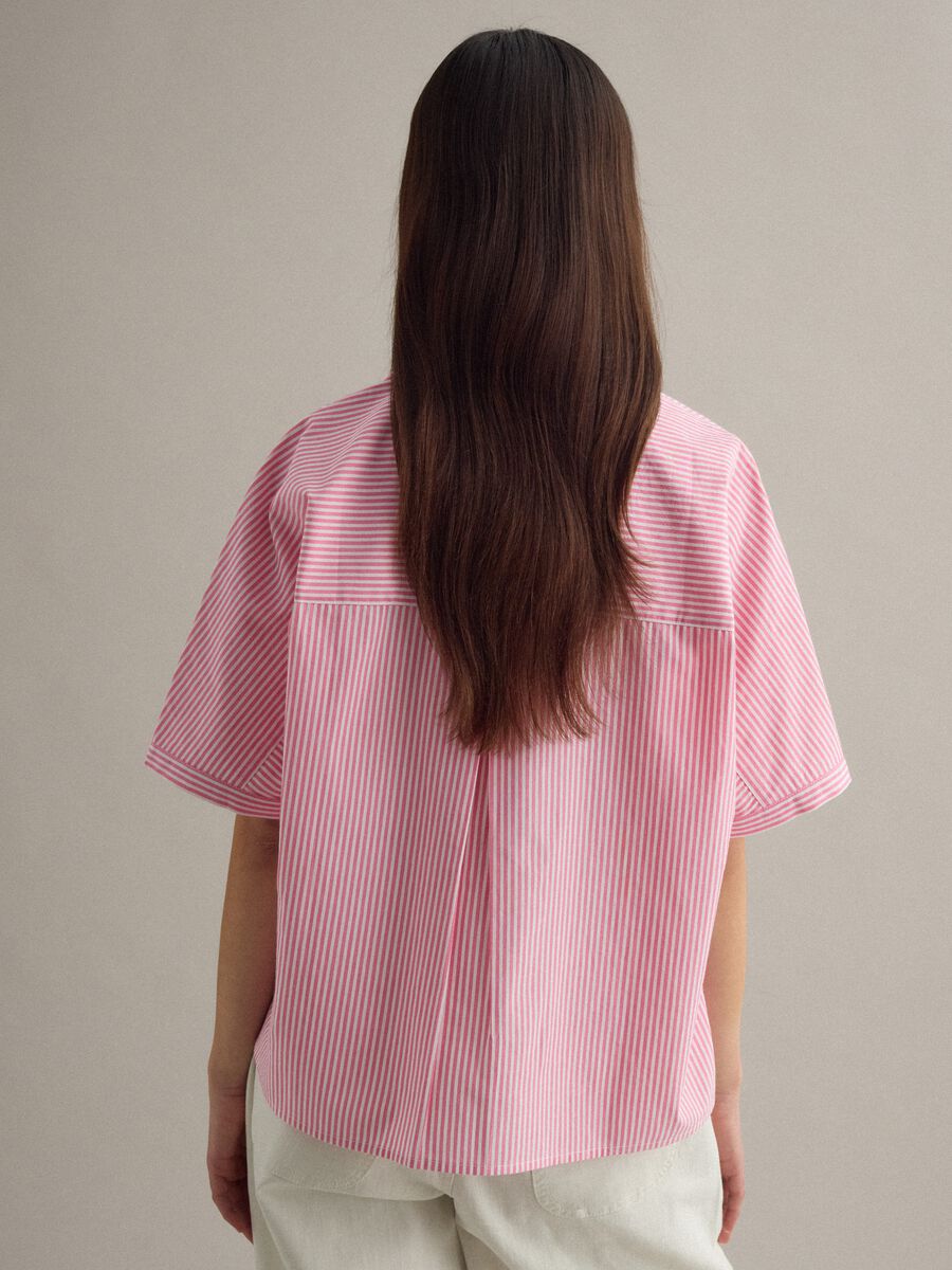 &Uuml;bergro&szlig;es Hemd aus reinem Baumwollstoff mit wei&szlig;en und rosa Streifen_3