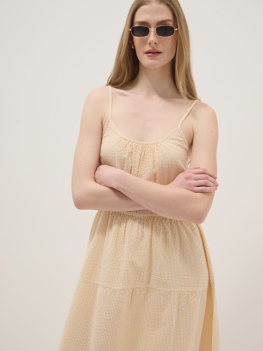Beiges, gestreiftes Regular-Fit-Kleid aus reiner Baumwolle mit schmalen Tr&auml;gern_3