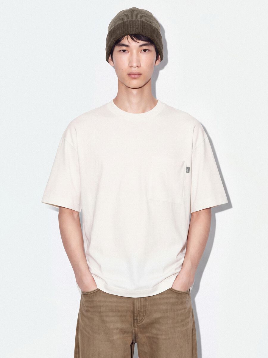 Wei&szlig;es T-Shirt aus reiner Baumwolle mit Rundhalsausschnitt und Brusttasche, Boxy Fit_0