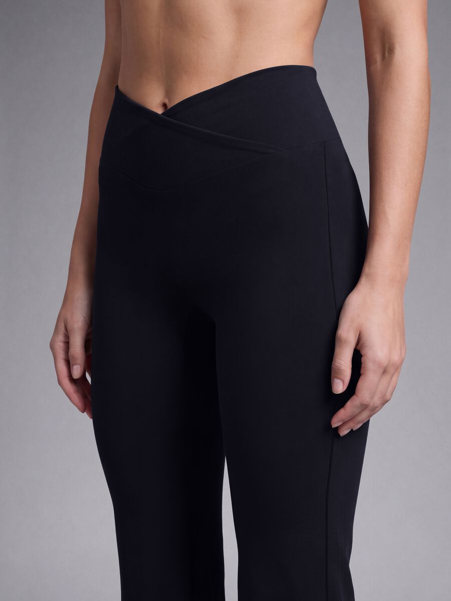 Schwarze Flared-Leggings aus Stretchmaterial &ndash; ALTAVIA STUDIO_4