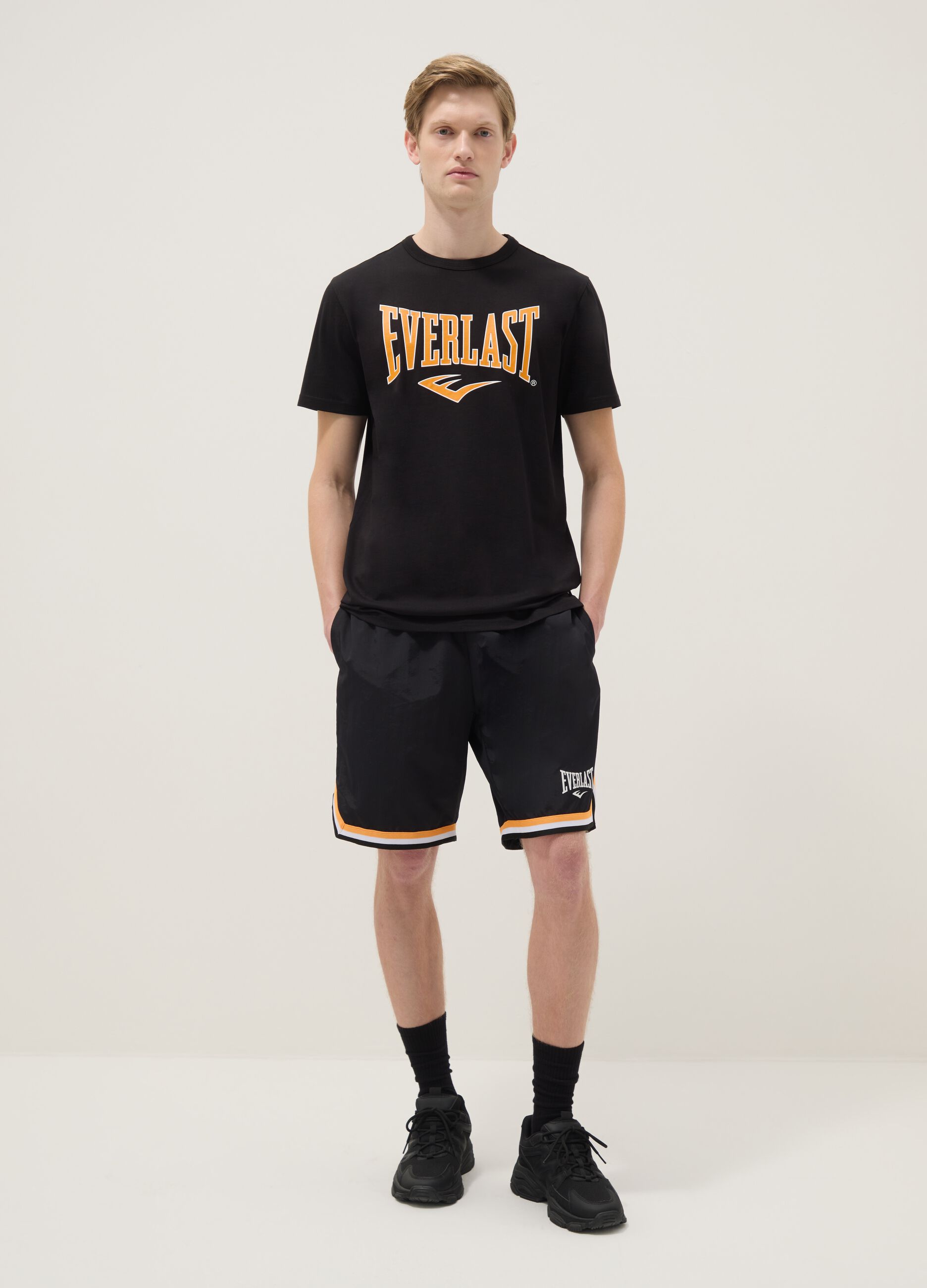 Black pure cotton regular fit T-shirt with Everlast logo