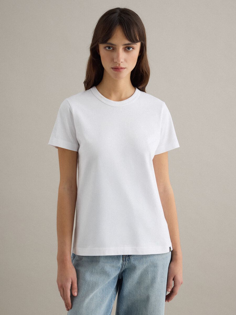 &Lambda;&epsilon;&upsilon;&kappa;ό t-shirt &alpha;&pi;ό &kappa;&alpha;&theta;&alpha;&rho;ό &beta;&alpha;&mu;&beta;ά&kappa;&iota; &mu;&epsilon; &sigma;&tau;&rho;&omicron;&gamma;&gamma;&upsilon;&lambda;ή &lambda;&alpha;&iota;&mu;ό&kappa;&omicron;&psi;&eta; &kappa;&alpha;&iota; &kappa;&alpha;&nu;&omicron;&nu;&iota;&kappa;ή &epsilon;&phi;&alpha;&rho;&mu;&omicron;&gamma;ή_1