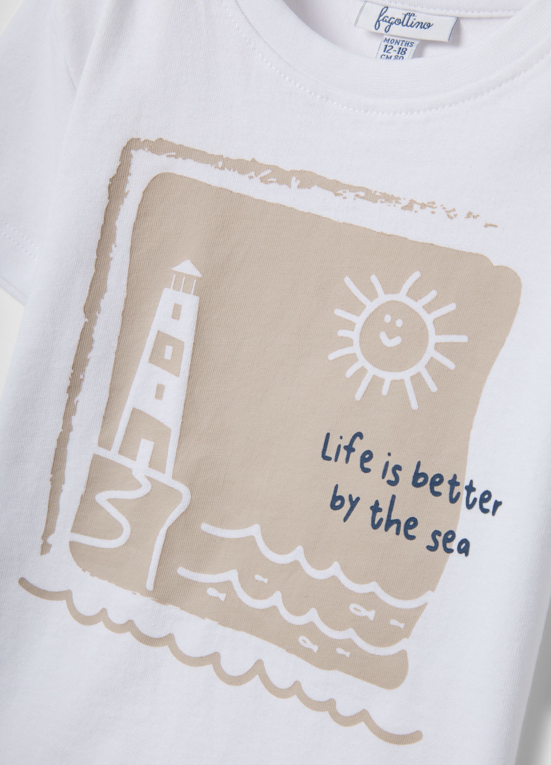 &Lambda;&epsilon;&upsilon;&kappa;ό &kappa;&omicron;&nu;&tau;&omicron;&mu;ά&nu;&iota;&kappa;&omicron; T-shirt &alpha;&pi;ό &omicron;&rho;&gamma;&alpha;&nu;&iota;&kappa;ό &beta;&alpha;&mu;&beta;ά&kappa;&iota; &mu;&epsilon; &tau;ύ&pi;&omega;&mu;&alpha;
