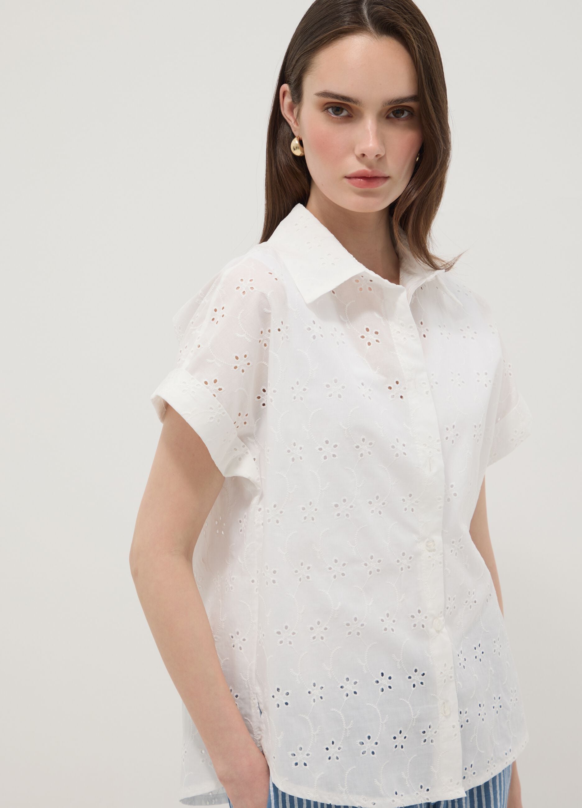 Camisa blanca de algod&oacute;n puro de manga corta calada, corte regular