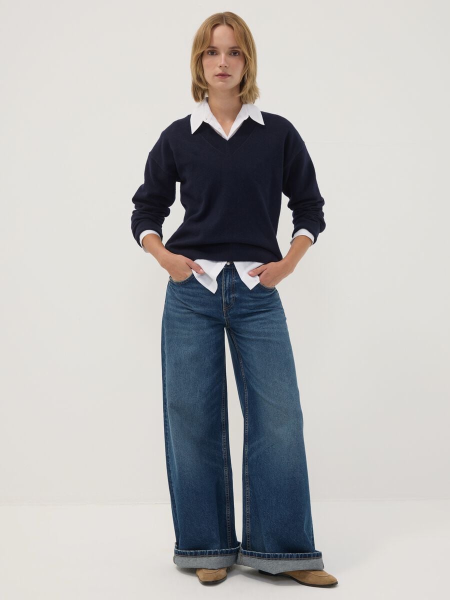 Maglia blu in lana elasticizzata scollo profondo a V regular fit_1