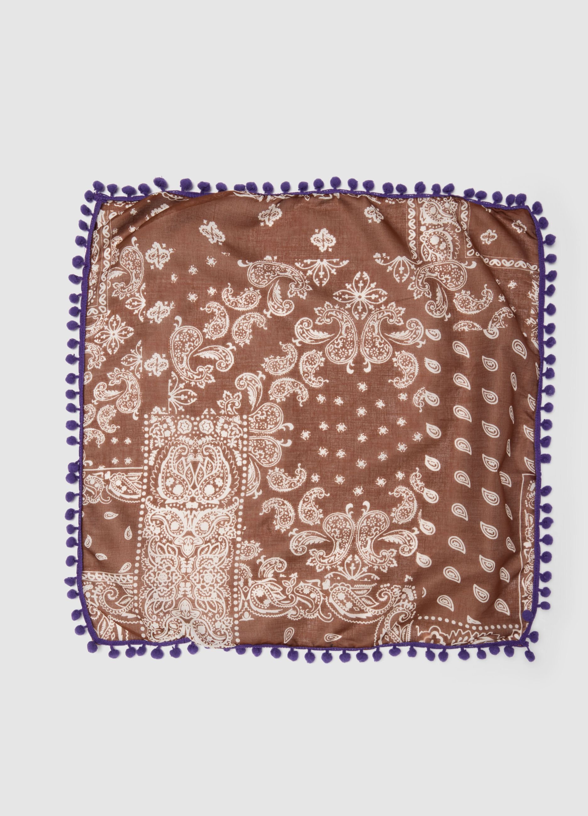 Bandana multicolor em algod&atilde;o puro regular fit com pompons