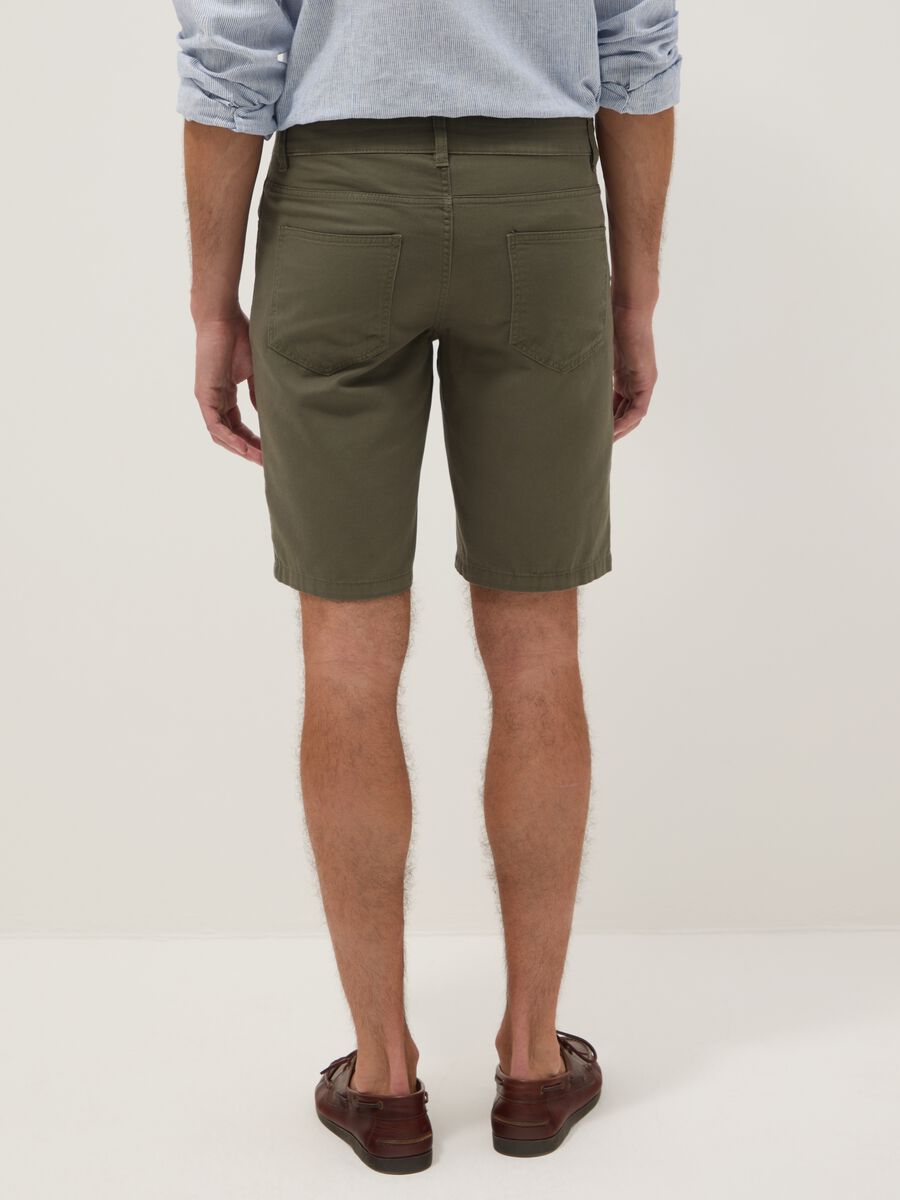 Gr&uuml;ne Regular-Fit-Shorts aus reiner Baumwolle_2