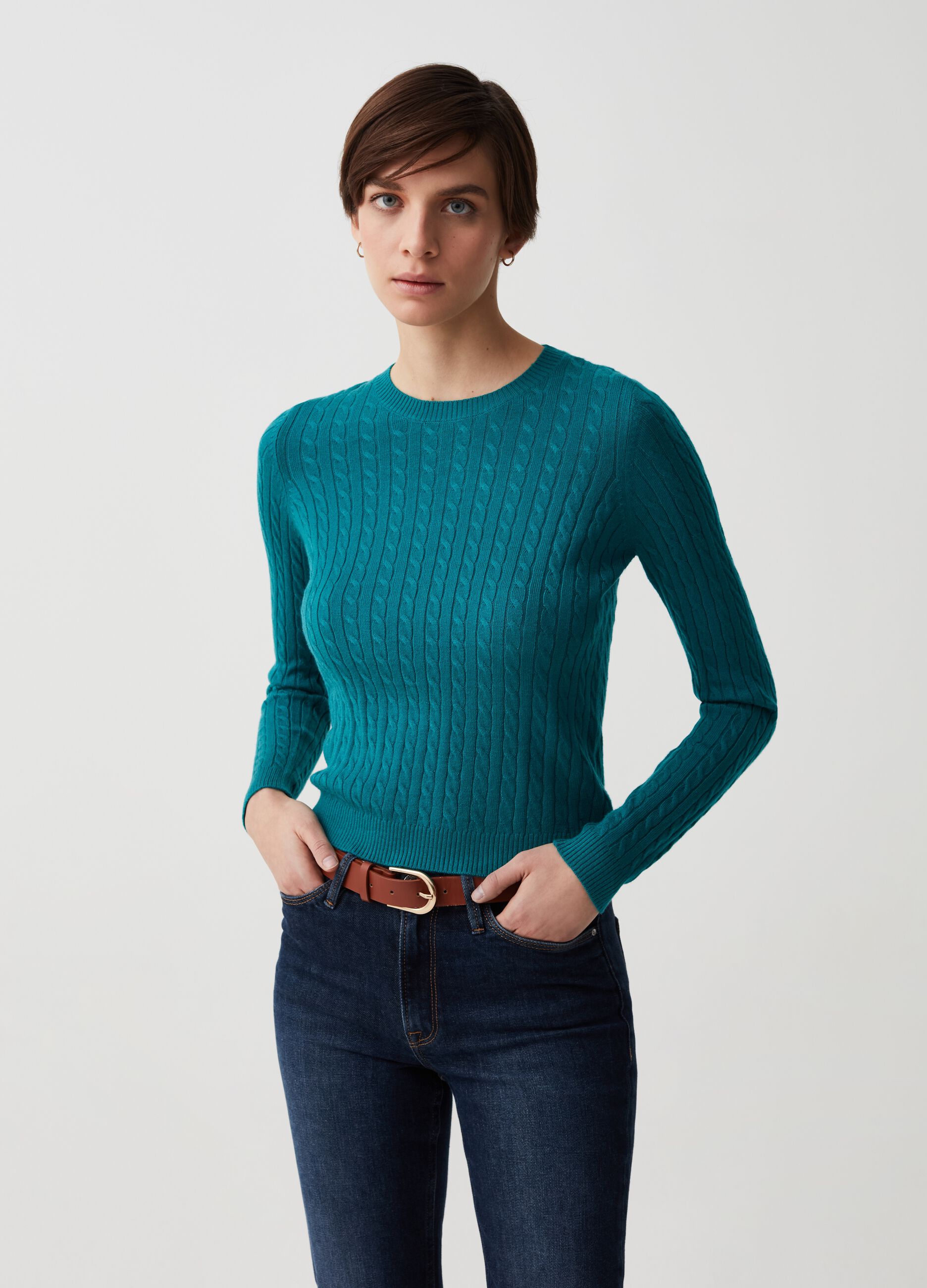 Cable knit pullover with round neckline