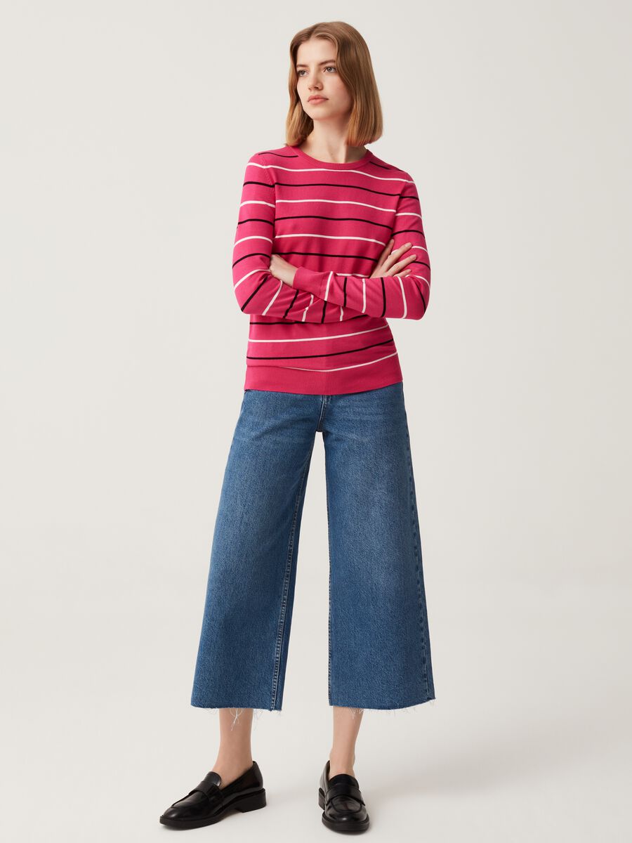 Pullover with round neck and fine stripes_1