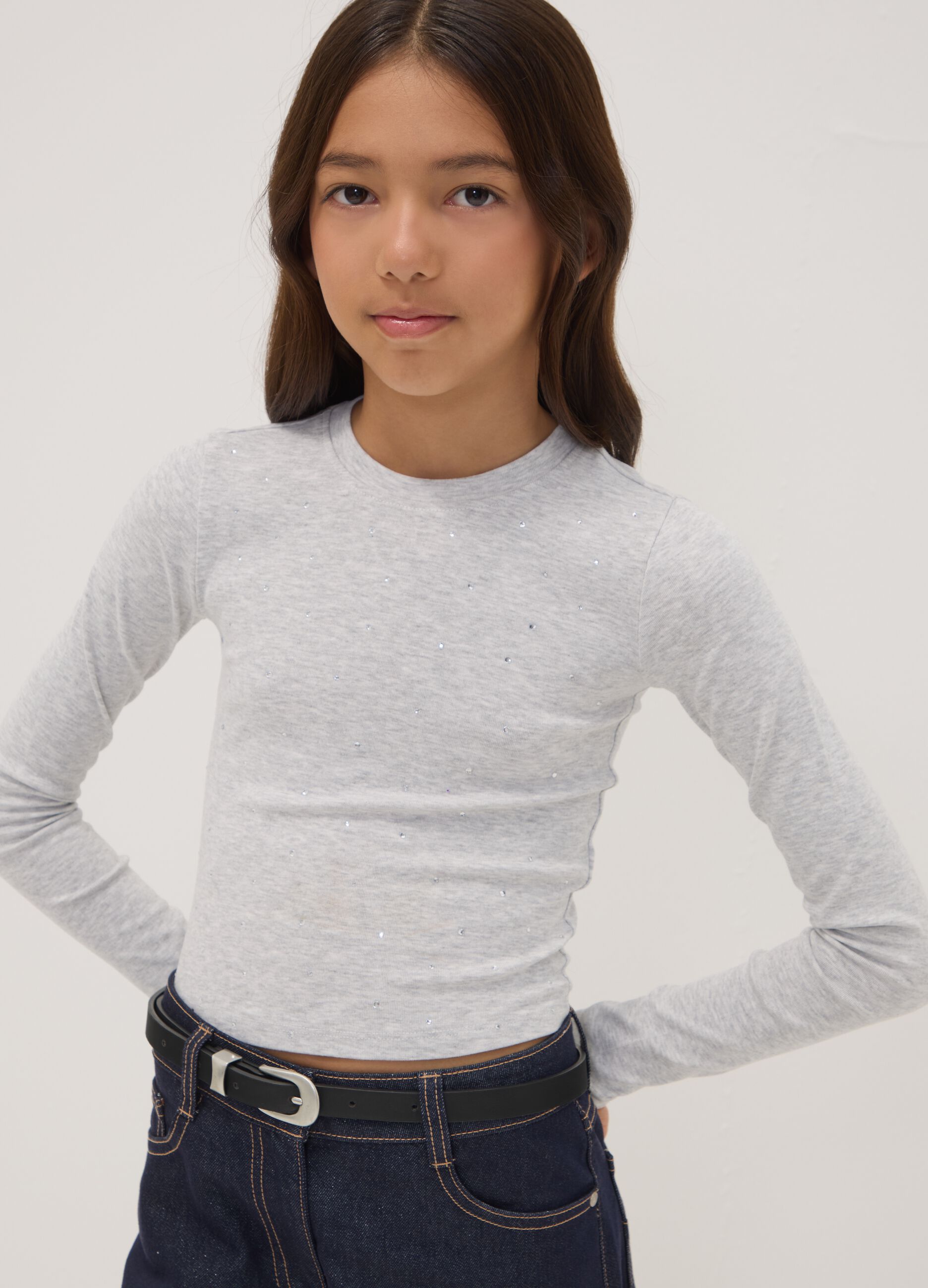 T-shirt cinzenta em algod&atilde;o org&acirc;nico e viscose el&aacute;stica com strass