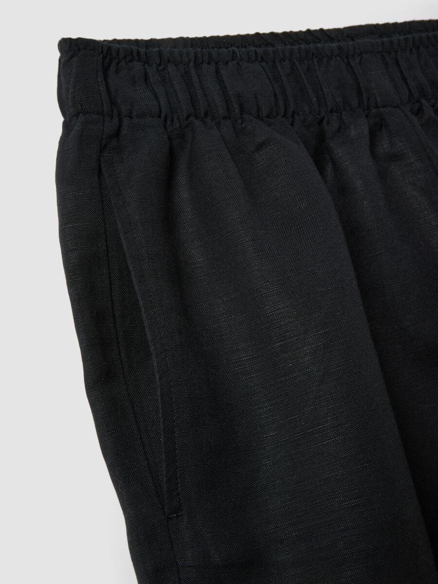 Black linen-viscose blend shorts with elasticated waist, regular fit_5