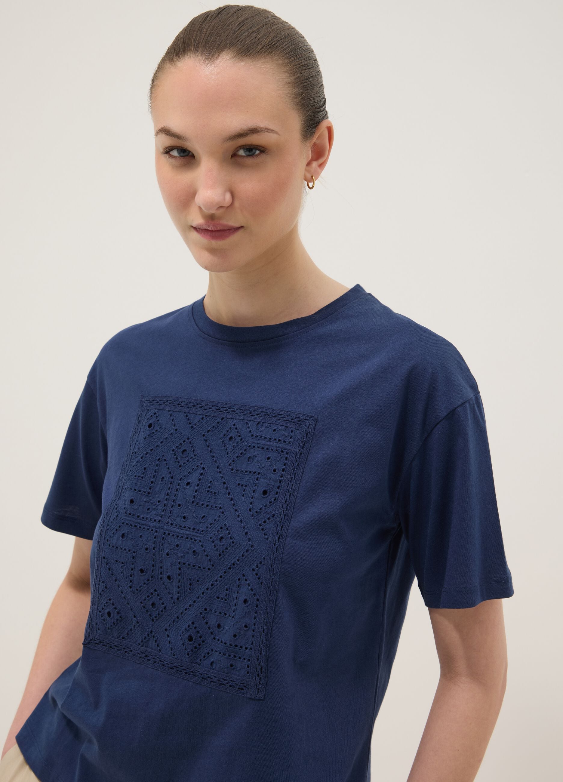 Blaues Regular-Fit T-Shirt aus reiner Baumwolle mit Lochdetail