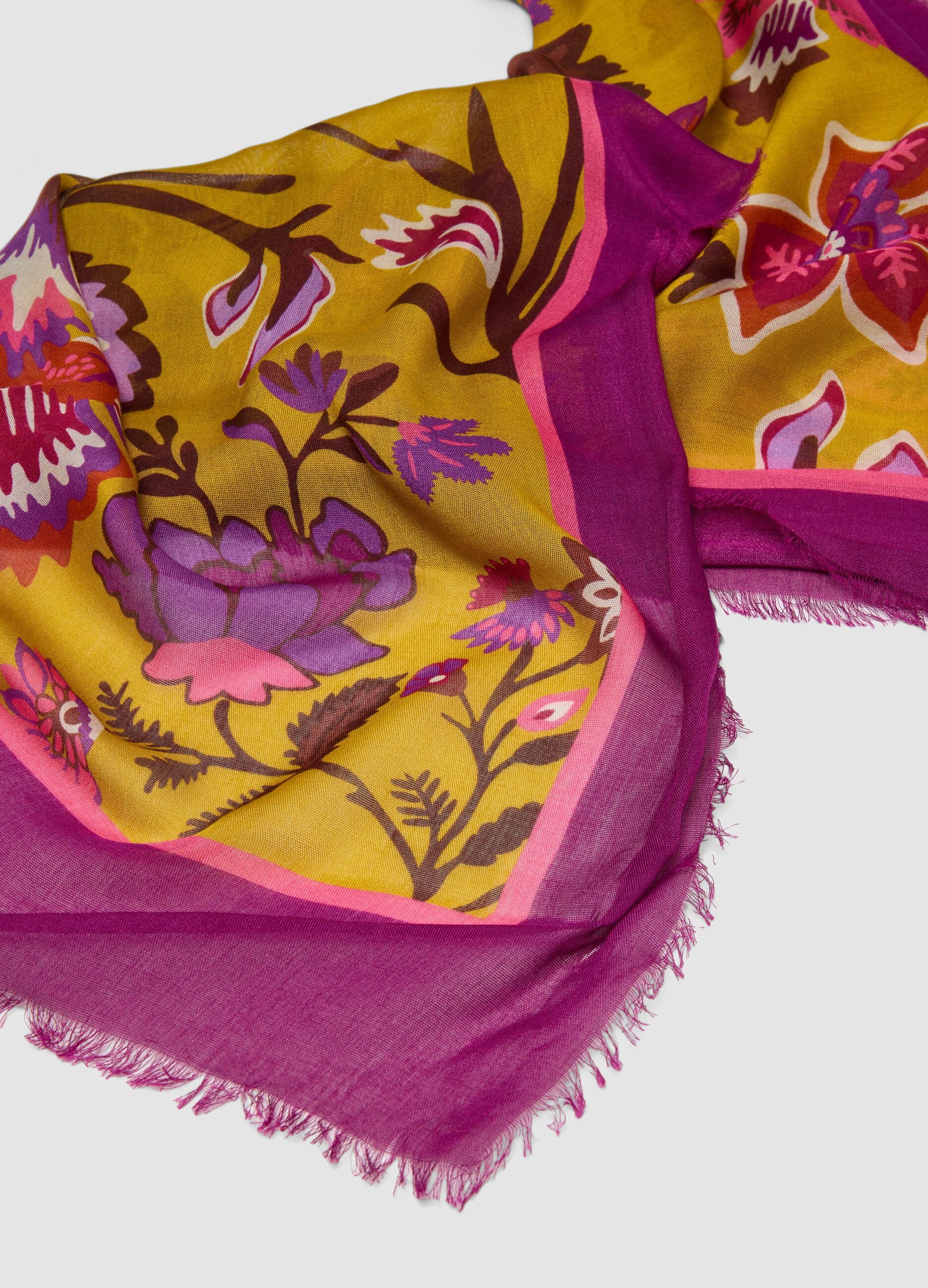 Foulard viola in pura viscosa con fantasia floreale e bordi sfrangiati